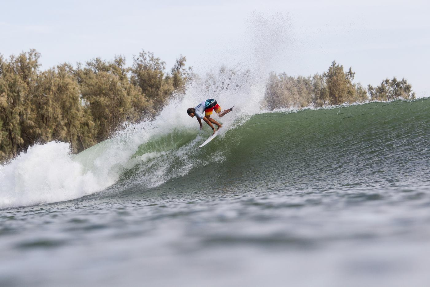 Kanoa Igarashi nas ondas do Surf Ranch, piscina desenvolvida pela Kelly Slater Wave Company.